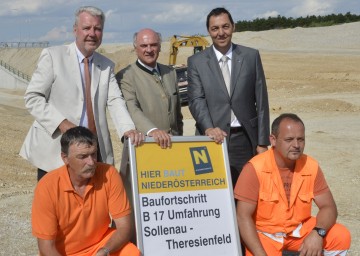 Landeshauptmann Dr. Erwin Pröll und VP-Klubobmann Mag. Klaus Schneeberger besichtigten die Baustelle der Umfahrung Sollenau-Theresienfeld.