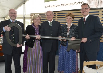 Die Geschäftsführer der Kultur.Region.Niederösterreich, Dr. Edgar Niemeczek und Dorli Draxler (1. und 4. v. li.), Sissy Pröll, Landeshauptmann Dr. Erwin Pröll und Museumsdorf Niedersulz-Geschäftsführer Mag. Günter Fuhrmann nahmen vergangenen Mittwoch die Eröffnung des MuseumsPortals im Museumsdorf Niedersulz vor.
<br />
(v.l.n.r.)