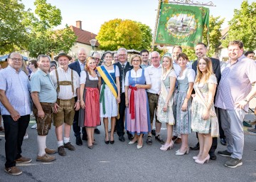 Die Pfaffstättner Weinkönigin Christina Rodlauer, Bürgermeister Christoph Kainz und Landeshauptfrau Johanna Mikl-Leitner (Mitte) mit Vertreterinnen und Vertretern aus Politik, Verwaltung, Tourismus und Landwirtschaft aus der Thermenregion.