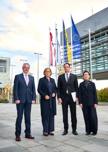 Solidarität mit Israel, im Bild von links nach rechts: Landtagspräsident Karl Wilfing, Landeshauptfrau Johanna Mikl-Leitner, der israelische Konsul Herzel Edri und Martha Keil, Leiterin des Instituts für jüdische Geschichte in Österreich.