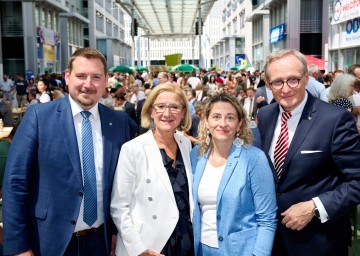 Hans Zöhling, Obmann der Landespersonalvertretung, Landeshauptfrau Johanna Mikl-Leitner, die Obfrau der Dienststellenpersonalvertretung (DPV) Sonja Strauß und Landesamtsdirektor Werner Trock (v.l.n.r.) am 29. Landhausfest.