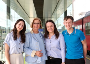 Helena Sokic, Landeshauptfrau Johanna Mikl-Leitner, Stefanie Kern und Josef Kern (v.l.).