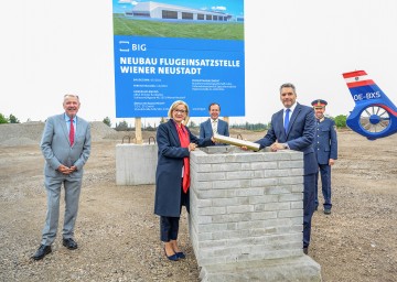 Grundsteinlegung für die neue Einsatzstelle der Flugpolizei am Cobra-Gelände in Wiener Neustadt. Im Bild Bürgermeister Klaus Schneeberger, Landeshauptfrau Johanna Mikl-Leitner, BIG-Geschäftsführer Wolfgang Gleissner, Bundesminister Karl Nehammer und Franz Ruf, Generaldirektor für die öffentliche Sicherheit (v.l.n.r.)