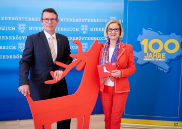 Festivalleiter Stephan Gartner und Landeshauptfrau Johanna Mikl-Leitner stellten das Viertelfestival 2022 vor.