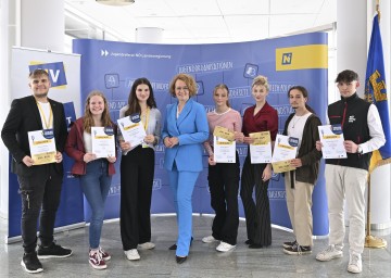 Fototext: (v.l.n.r.): Christian Beljkas, Leonie Hirsch, Anna-Lena Mayrhofer, Jugend-Landesrätin Christiane Teschl-Hofmeister, Hannah Obruca, Nina Schallmayer, Timo Oberleitner und Sascha Falkensteiner.