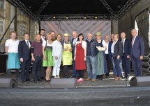 Landeshauptfrau Johanna Mikl-Leitner und Bürgermeister Mag. Klaus Schneeberger inmitten aller Marktstandler.