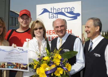 LH Dr. Erwin Pröll konnte heute den 2-Millionsten Besucher der Therme Laa (Claudia Kuchinka und Christoph Stadtschmitzer, links im Bild) begrüßen. Im Bild auch der Laaer Bürgermeister Ing. Manfred Fass (rechts).