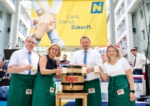 Landeshauptfrau Johanna Mikl-Leitner mit (v.l.) Gerhard Fichtinger, Hans Zöhling und Sonja Strauß beim traditionellen Bieranstich.