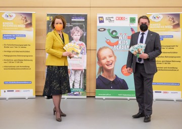 Familien-Landesrätin Christiane Teschl-Hofmeister und WKNÖ-Präsident Wolfgang Ecker freuen sich über vier Wochen hochwertige Ferienbetreuung mit NÖ Kinder Business Week und WIFI Kids Academy