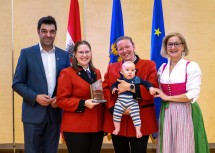 Landeshauptfrau Johanna Mikl-Leitner (re.) und NÖ Blasmusikverband-Obmann Bernhard Thain (re.) überreichten den Bronze-Ehrenpreis an den MV Spannberg mit Obfrau Victoria Würrer und Daniela Dürr mit ihrem „Nachwuchs-Musikanten“ Leoopold.