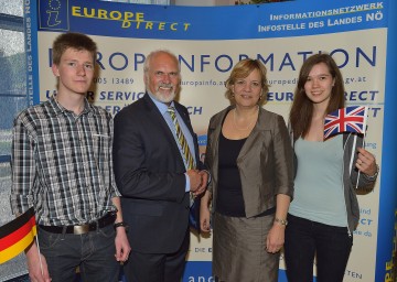 Fest zum Europatag: Fabian Bertl von der HAK St. Pölten, Rabensteins Bürgermeister Ing. Kurt Wittmann, Landesrätin Mag. Barbara Schwarz und Marie-Christine Eder von der HTL St. Pölten. (v.l.n.r.)