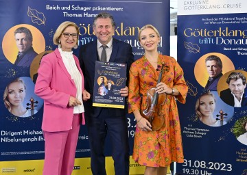 (v.l.n.r.) Landeshauptfrau Johanna Mikl-Leitner mit Opernsänger Andreas Schager und Stargeigerin Lidia Baich bei der Programmpräsentation „Götterklang trifft Donaugold“ 2023 auf der MS Tegetthoff auf der Schiffstation Tulln.