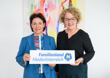 Ausbildungen der Familienland Niederösterreich GmbH: Im Bild zu sehen sind Barbara Trettler, Geschäftsführerin der Familienland Niederösterreich GmbH, und Familien-Landesrätin Christiane Teschl-Hofmeister