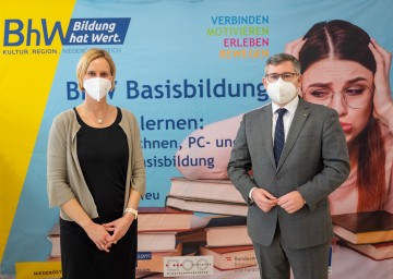 BhW Niederösterreich vermittelt Basisbildung: LR Ludwig Schleritzko und BhW-Geschäftsführerin Therese Reinel in den Räumlichkeiten der BhW Niederösterreich GmbH in St. Pölten.