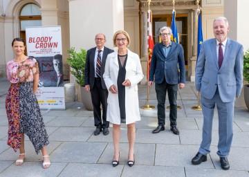 Ausblick auf das Wiener Neustädter Theaterfestival „Bloody Crown“ im Palais Niederösterreich in Wien: die künstlerische Leiterin Anna Maria Krassnigg, Landeshauptfrau Johanna Mikl-Leitner und Wiener Neustadts Bürgermeister Klaus Schneeberger (erste Reihe v.l.n.r.) sowie dahinter Wolfgang Müller-Funk, wissenschaftlicher Leiter des Festivals, und der Dramaturg Karl Baratta (v.l.n.r.).