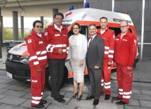 Vor dem Rotkreuz-Auto: Helmut Gabler, Bezirksstellenleiter-Stellvertreter des Roten Kreuzes St. Pölten, Rotkreuz-Präsident General Josef Schmoll, Landeshautmann-Stellvertreterin Mag. Johanna Mikl-Leitner, Landesrat Ing. Maurice Androsch, Rotkreuz-Landesgeschäftsführer Peter Kaiser und Sebastian Frank, Bezirksstellengeschäftsführer des Roten Kreuzes St. Pölten. (v.l.n.r.)