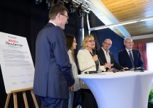 Spar-Geschäftsführer Alois Huber, Moderatorin Azra Mustafa, Landeshauptfrau Johanna Mikl-Leitner, Moderator Hannes Glavanovits und Spar-Vorstandsvorsitzender Hans K. Reisch im Gespräch (v.l.n.r.).