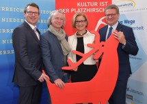 Programmpräsentation Viertelfestival 2018: : Festivalleiter Stephan Gartner, Viertelsmanager Wilhelm Lehner, Landeshauptfrau Johanna Mikl-Leitner und Hermann Dikowitsch, Leiter der Abteilung Kunst und Kultur (v.l.n.r.)