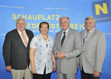 Landeshauptmann Dr. Erwin Pröll präsentierte heute gemeinsam mit den Bürgermeistern der betroffenen Gemeinden die Landesausstellung 2011. Im Bild Josef Gittel, Bad Deutsch-Altenburg, Ingrid Scheumbauer, Petronell-Carnuntum, und Karl Kindl, Hainburg (v.l.n.r).