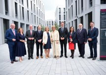 LH-Stellvertreter Stephan Pernkopf (links) und Landeshauptfrau Johanna Mikl-Leitner (6.v.l.) beim Gruppenfoto vor dem neuen Gebäudekomplex.
