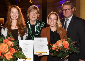 Vergabe der Hans Weigel Literaturstipendien: Sandra Gugic, Landesrätin Mag. Barbara Schwarz, Mag. Margit Mössmer und Mag. Hermann Dikowitsch, Leiter der Gruppe Kultur, Wissenschaft und Unterricht beim Amt der NÖ Landesregierung. (v.l.n.r.)