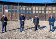 ecoplus-Geschäftsführer Helmut Miernicki, Landesrat Jochen Danninger, ecoplus-Vorstandsvorsitzende-Stv. Michaela Hinterholzer und Bürgermeister Christian Haberhauer vor der Remise. 