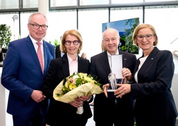 „Gläserner Leopold“ für Botschafter Günther Granser, im Bild mit seiner Gattin Beate sowie Landeshauptfrau Johanna Mikl-Leitner und LH-Stellvertreter Stephan Pernkopf.