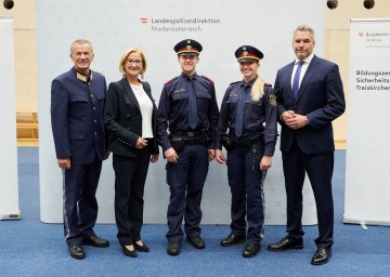 Landespolizeidirektor Franz Popp, Landeshauptfrau Johanna Mikl-Leitner, Christian Wartbichler und Vivian Wiesner (BSZ Traiskirchen) sowie Bundesminister Karl Nehammer bei der Polizei-Angelobungs- und –Ausmusterungsfeier im Sport.Zentrum.Niederösterreich in St. Pölten (v.l.n.r.).