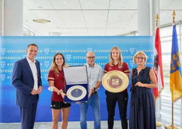 Sportlandesrat Jochen Danninger, SKN-Spielerin Jasmin Eder, Wilfried Schmaus (Präsident des SKN St. Pölten Frauen), SKN-Spielerin Isabella Kresche und Landeshauptfrau Johanna Mikl-Leitner.