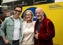Landeshauptfrau Johanna Mikl-Leitner mit (li.) Musiker Luke Andrews und (re.) Sänger Gary Lux.