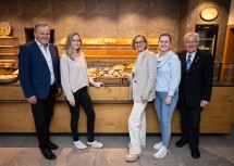 (v.l.n.r.) Bürgermeister Eduard Köck, Laura Kasses, Landeshauptfrau Johanna Mikl-Leitner, Lena Kasses und Vizebürgermeister Franz Strohmer.