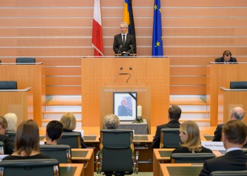 Landtagspräsident Karl Wilfing würdigte in der heutigen Trauersitzung im Sitzungssaal des NÖ Landtages den verstorbenen Landtagspräsidenten a. D. Edmund Freibauer als „einen Mensch, der viel für unser Land und seine Mitmenschen getan hat“.