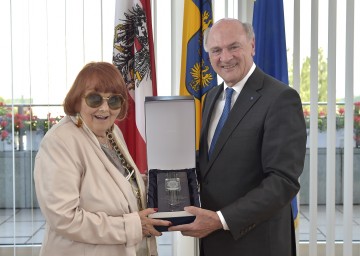 Landeshauptmann Dr. Erwin Pröll gratulierte der Schauspielerin und Intendantin Elfriede Ott zum 90. Geburtstag.