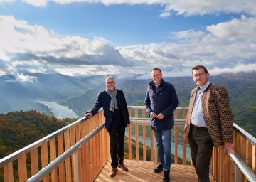 Im Bild von links nach rechts: Andreas Nunzer von der LEADER-Region Wachau-Dunkelsteinerwald, Wirtschafts- und Tourismuslandesrat Jochen Danninger sowie Erich Polz, Bürgermeister der Marktgemeinde Rossatz-Arnsdorf 