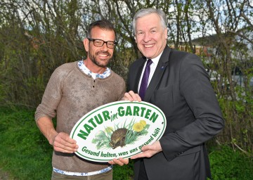 Im Bild: Biogärtner Karl Ploberger und Landesrat Martin Eichtinger