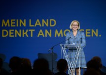 Landeshauptfrau Johanna Mikl-Leitner sagte die gemeinsame Erarbeitung  der Landesstrategie sei „ein Zeichen, dass wir gemeinsam an der Zukunft arbeiten“.