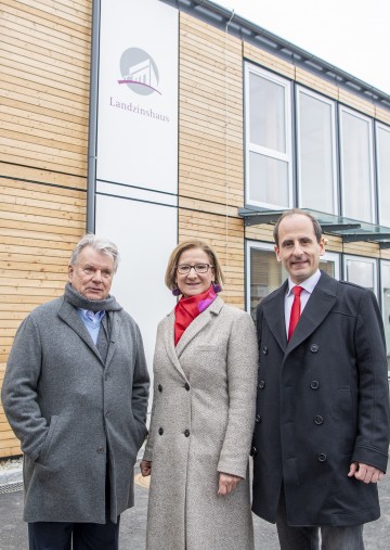 Hans Peter Haselsteiner, Landeshauptfrau Johanna Mikl-Leitner und Bürgermeister Thomas Jechne eröffneten in Mitterndorf an der Fischa das erste Landzinshaus Österreichs.