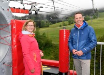 1,4 Kilometer ist die Fahrt mit der Zipline lang. Landeshauptfrau Johanna Mikl-Leitner und Tourismuslandesrat Jochen Danninger