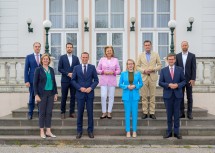 Gruppenfoto der WirtschaftsreferentInnen und Bundesministerin Schramböck: Leonhard Schneemann (Burgenland), Barbara Eibinger-Miedl (Steiermark), Sebastian Schuschnig (Kärnten), Jochen Danninger (Niederösterreich), Patrizia Zoller-Frischauf (Tirol), Bundesministerin Margarete Schramböck, Stadtrat Peter Hanke (Wien), Markus Achleitner (Oberösterreich), Marco Tittler (Vorarlberg). 