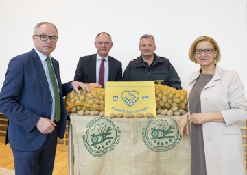 Von links nach rechts: LH-Stellvertreter Stephan Pernkopf, Bundesminister Gerhard Karner, Landesfeuerwehrkommandant Dietmar Fahrafellner und Landeshauptfrau Johanna Mikl-Leitner.