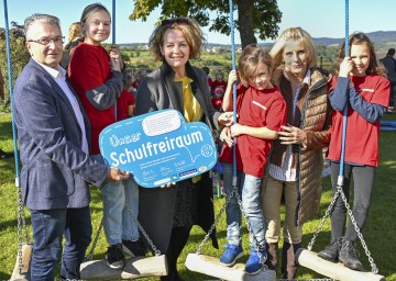 Lengenfelds Bürgermeister Christian Kopetzky, Bildungs- und Familien-Landesrätin Christiane Teschl-Hofmeister und Volksschuldirektorin Regina Zeindl-Steiner mit Kindern der Volksschule Lengenfeld. 