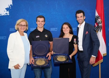 (v.l.) Landeshauptfrau Johanna Mikl-Leitner, Jakob Dusek, Pia Zerkhold und LH-Stellvertreter Udo Landbauer.