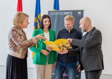 Präsentation der NÖ Jugendbefragung 2022 in St. Pölten mit Landesrätin Christiane Teschl-Hofmeister (links), Manfred Zentner von der Donau-Universität Krems (rechts) und zwei Teilnehmern der Befragung.