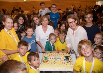 WKNÖ-Präsidentin Sonja Zwazl und Familien-Landesrätin Christiane Teschl-Hofmeister beim feierlichen Abschluss einer tollen Ferienbetreuungswoche und dem Anschnitt der großen Kinder Business Week-Torte.