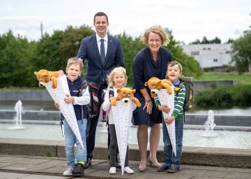 (v.l.n.r.) Eliah Grünn, Bildungsdirektor Karl Fritthum, Lea Wetzel, Bildungs-Landesrätin Christiane Teschl-Hofmeister und Kristan Eicher