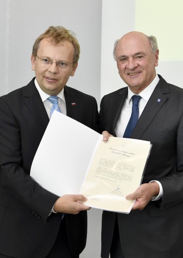 Überreichung der Bestallungsurkunde an Landeshauptmann a. D. Dr. Erwin Pröll durch Botschafter Dr. Andrej Rahten.