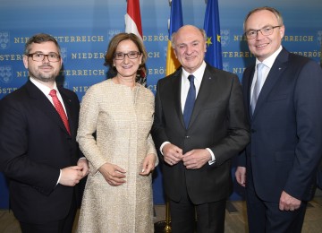 Beim großen Empfang im NÖ Landhaus anlässlich der Amtsübergabe: Landesrat DI Ludwig Schleritzko, Landeshauptfrau Mag. Johanna Mikl-Leitner, Landeshauptmann a.D. Dr. Erwin Pröll und der neue Stellvertreter der Landeshauptfrau Dr. Stephan Pernkopf. (v.l.n.r.)