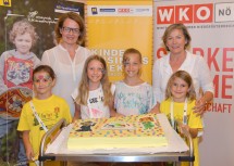 Familien-Landesrätin Christiane Teschl-Hofmeister und WKNÖ-Präsidentin Sonja Zwazl mit Helena, Eva, Angelina und Helena, die auf eine eindrucksvolle Woche bei der Kinder Business Week in NÖ zurückblicken.