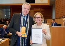 Landeshauptfrau Johanna Mikl-Leitner gratulierte dem Juristen, Diplomaten, Kunstmanager, Publizisten und ehemaligen Leiter der Sektion V – Internationale Kulturangelegenheiten im Bundesministerium für europäische und internationale Angelegenheiten DDr. Christoph Thun-Hohenstein zum „Silbernen Komturkreuz des Ehrenzeichens für Verdienste um das Bundesland Niederösterreich“.