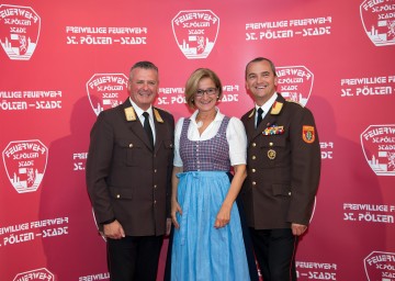 Landeshauptfrau Johanna Mikl-Leitner (Mitte) gratulierte dem Kommandanten Dietmar Fahrafellner (links) und seinem Stellvertreter Max Ovecka (rechts) zum Jubiläum der Freiwilligen Feuerwehr St. Pölten-Stadt.